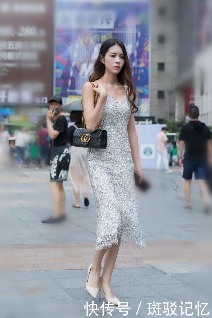 街拍：干练小姐姐穿紧身背心配短裤，没有什么比这个更有魅力的了