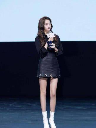 金晨这高跟鞋白穿了，被平底鞋的关晓彤，瞬间打压下去了！