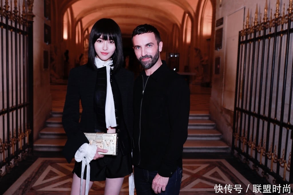 唐嫣太疯狂了!上衣穿到露肋骨,短裤提到大腿根,瘦得堪比郑爽