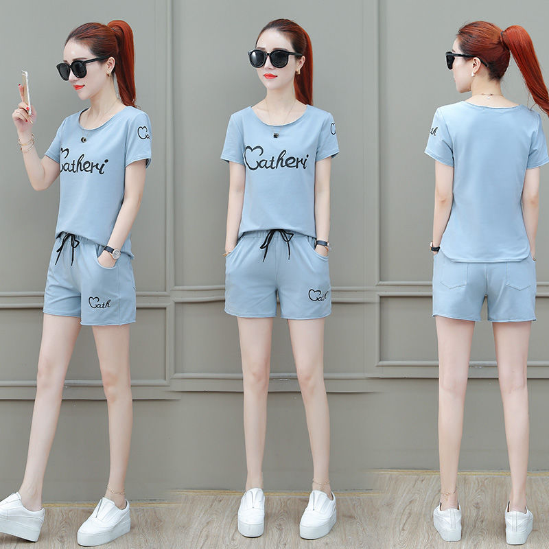 现在女人真大胆，穿成这样就出门，家里人难道都不管的吗?