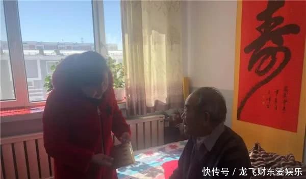 “光荣之家”管理局为退役军人悬挂荣誉牌