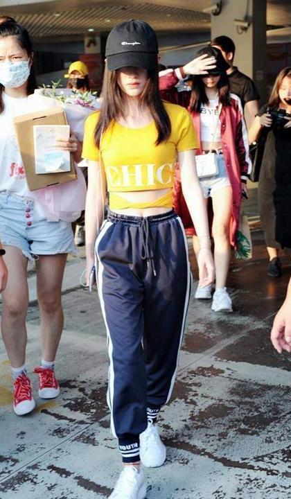 鞠婧祎周洁琼同穿露腰装, 身高相差7厘米, 差别居然这么大!