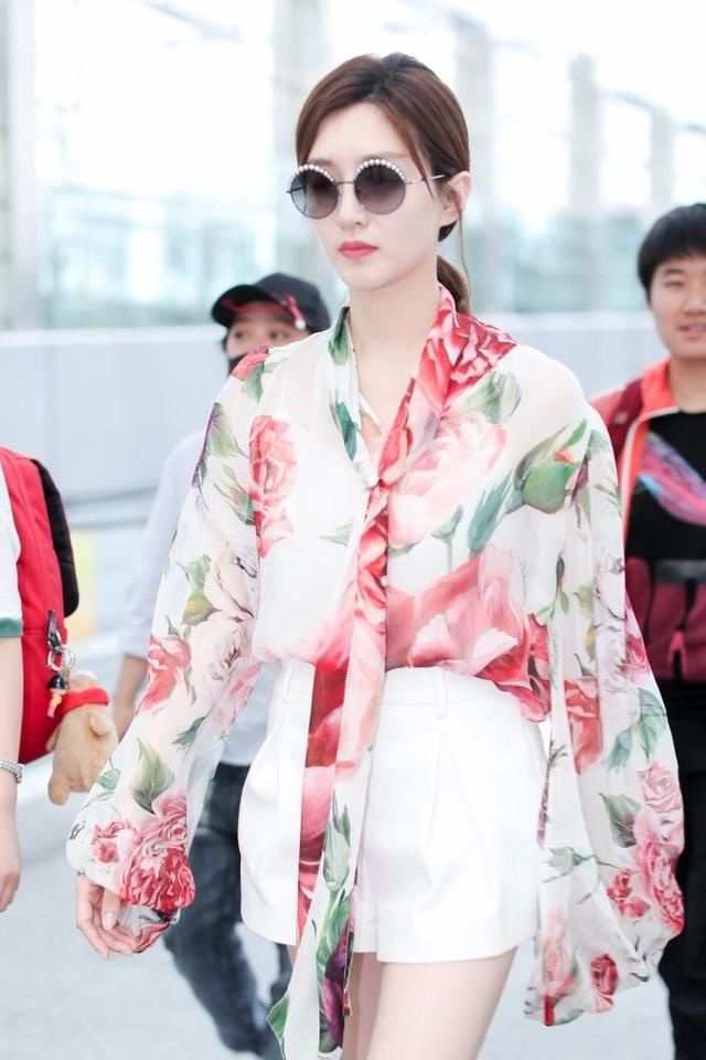 江疏影这次穿的牛仔裤，网友：一般人穿能丑哭！