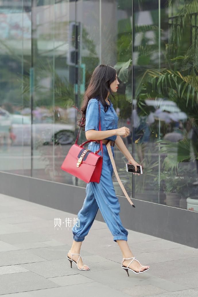 小姐姐们早秋的时尚穿搭，露肤比例拿捏的刚好，清新脱俗，太美!