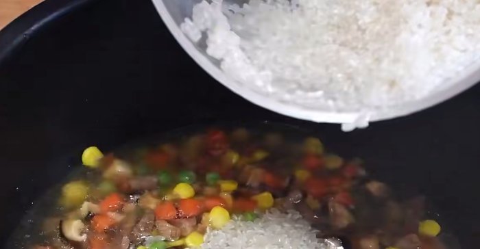 营养■1个西红柿,5种营养食材,教你做美味的懒人焖饭,简单好吃又解馋