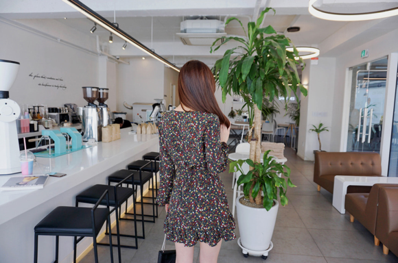 女神孙允珠,光曦星辰朦胧小碎花文艺衣裙