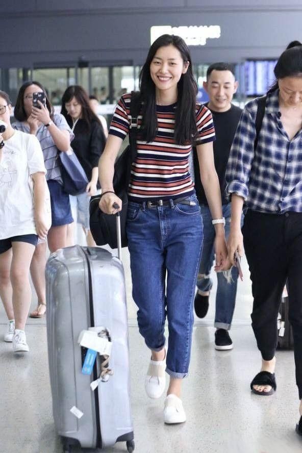 都穿条纹衫秀细腰，刘雯这样的基本款，比金晨的短款看着舒服多了