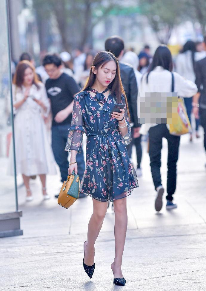 ?路人街拍：小姐姐v领秀出精致锁骨，白色短裤端庄性感