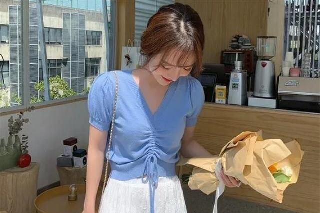  【褶皱的裙子】“褶皱元素”正流行，但不可盲目瞎选，不小心就会穿成腹肌“男”