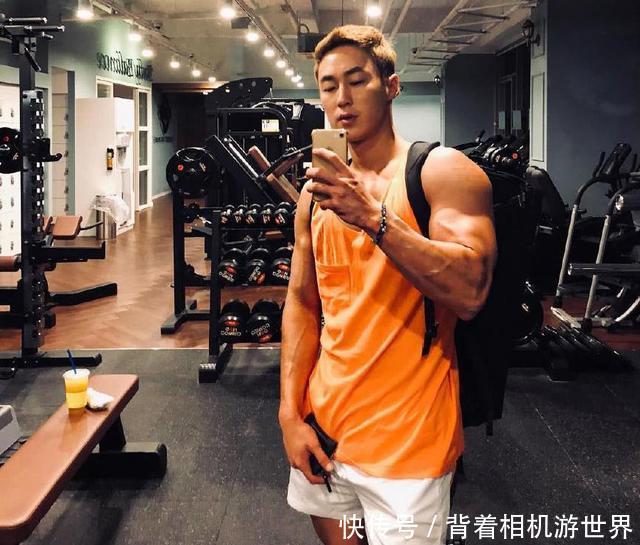 年过40岁的阿姨坚持健身，身材丰满敦实，男友是小鲜肉！