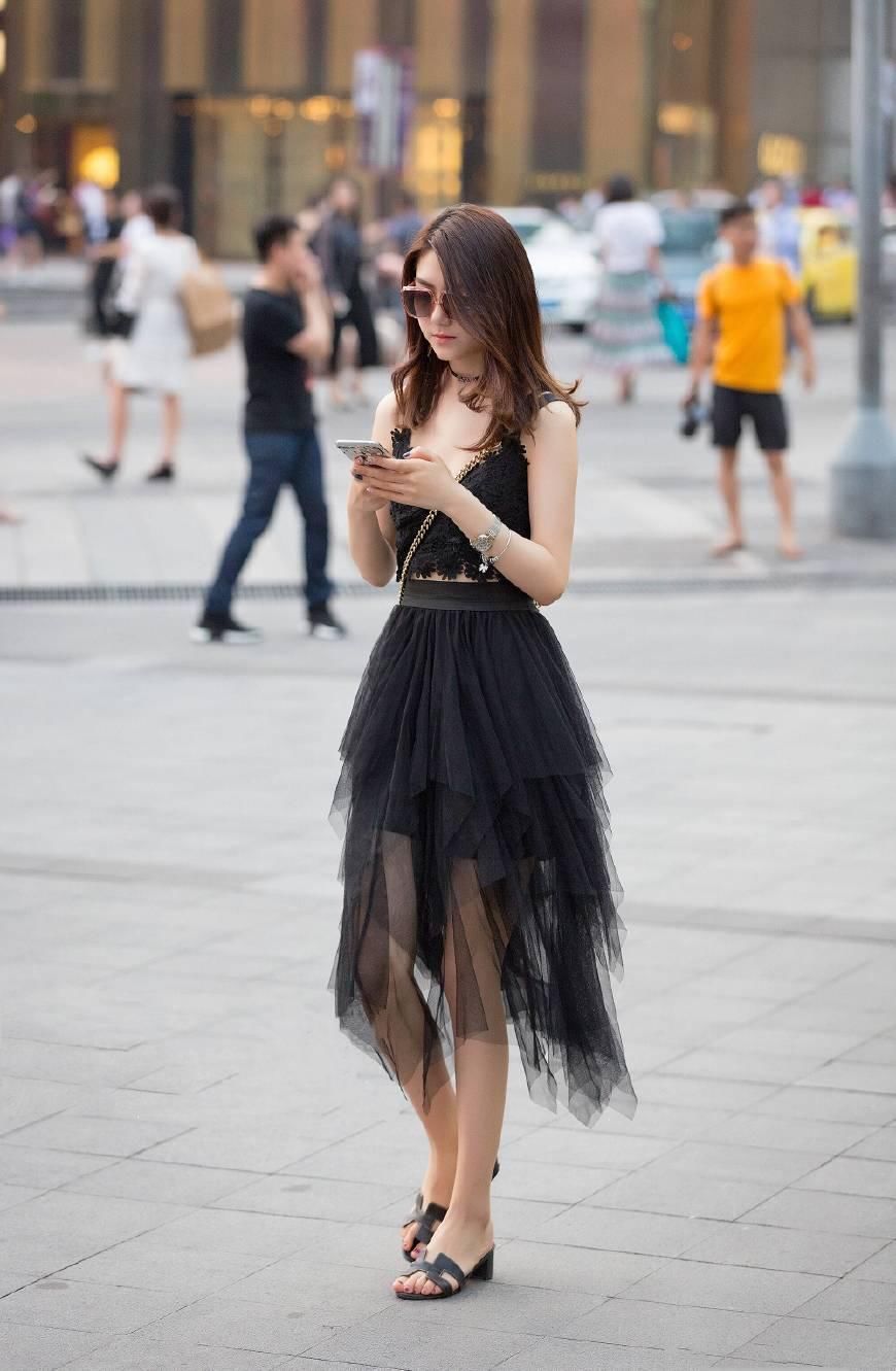 街拍:图1卡戴珊，穿休闲裤换风格?图5美女腿真长