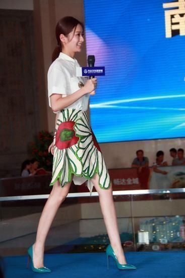 颖儿穿短裤勒的有点尴尬，腿上伤痕累累，怎么回事?