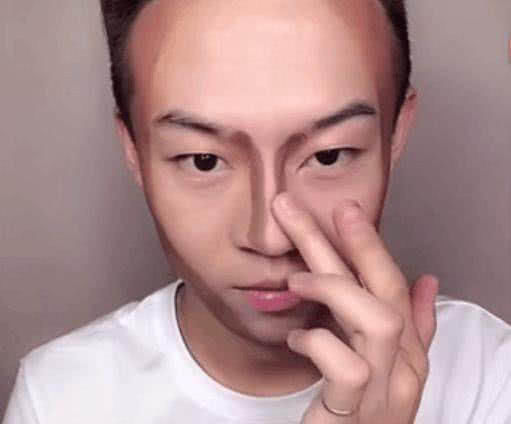 小哥“神还原”女生化妆过程,画完妆后效果“惊人”,网友:笑喷了