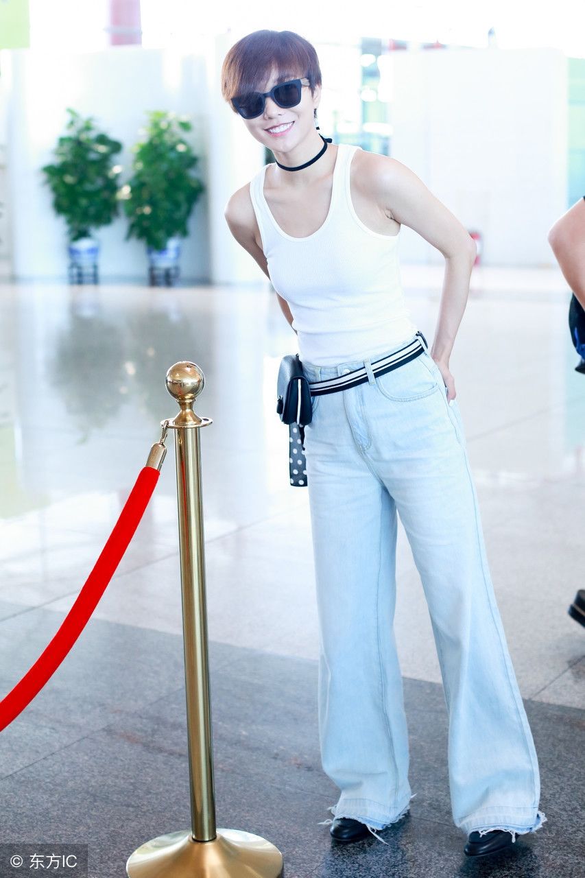 白色小背心，蓝色宽腿牛仔裤，短发清爽的王珞丹现身机场