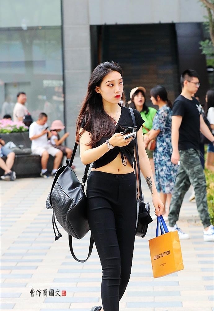 美女■街拍:穿出青春动感的瑜伽裤美女