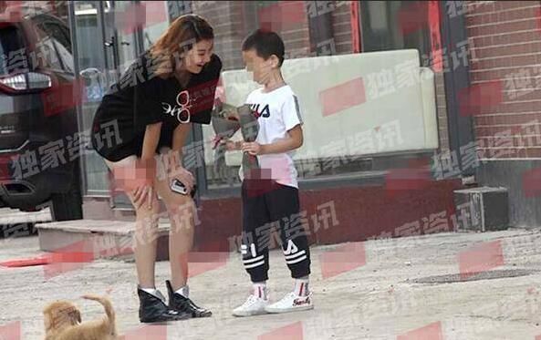 宝强女友公然露面，被网友拍个正着，工作室回应真实消息！