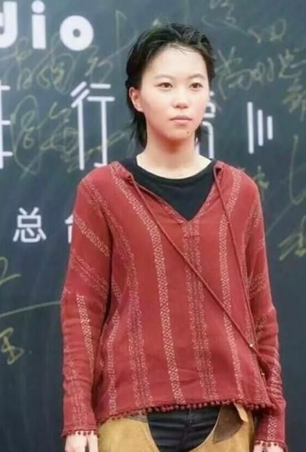 窦靖童洗掉“死亡线”，穿粉色透视装，稍微一打扮就比王菲还好看