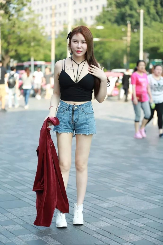 街拍笑容灿烂的大长腿小姐姐