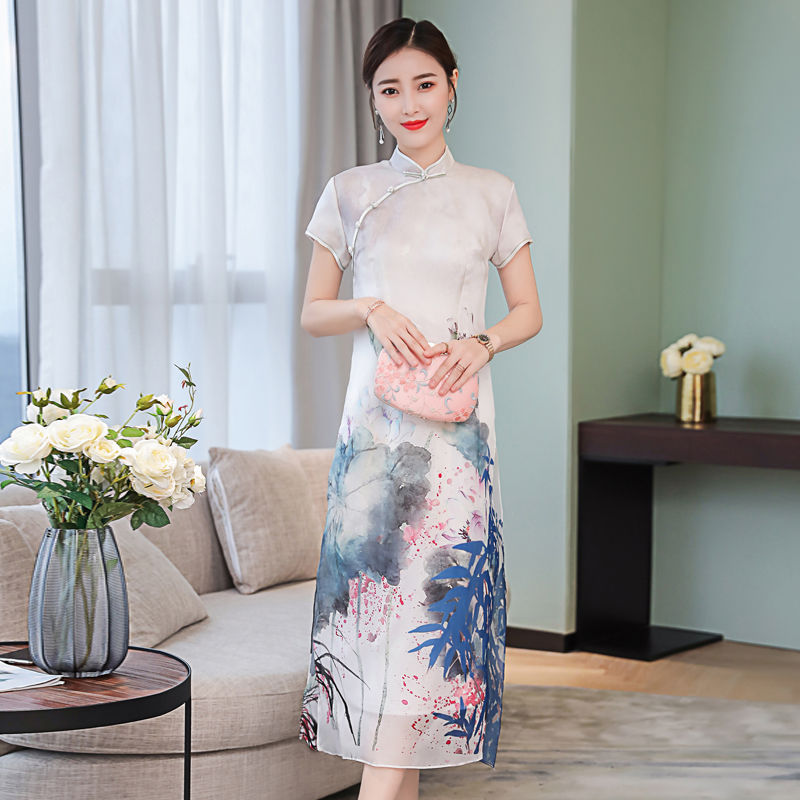 老婆今年45，穿我送的这“改良旗袍”惊艳了整个小区，真心美