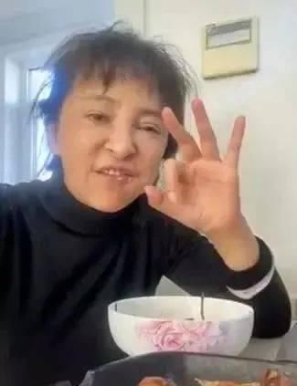  家里@她是刁蛮家婆大户，三嫁老外都离异，56岁家里啃大饼自称为可伶