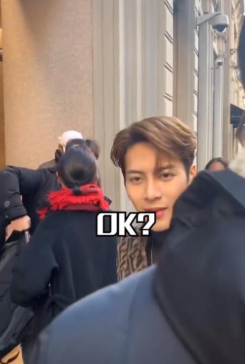 粉丝用韩语打招呼,王嘉尔的回答堪称教科书,