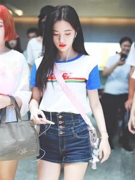 鞠婧祎真会玩，身上扣子越穿越多，小个子还能这么穿？