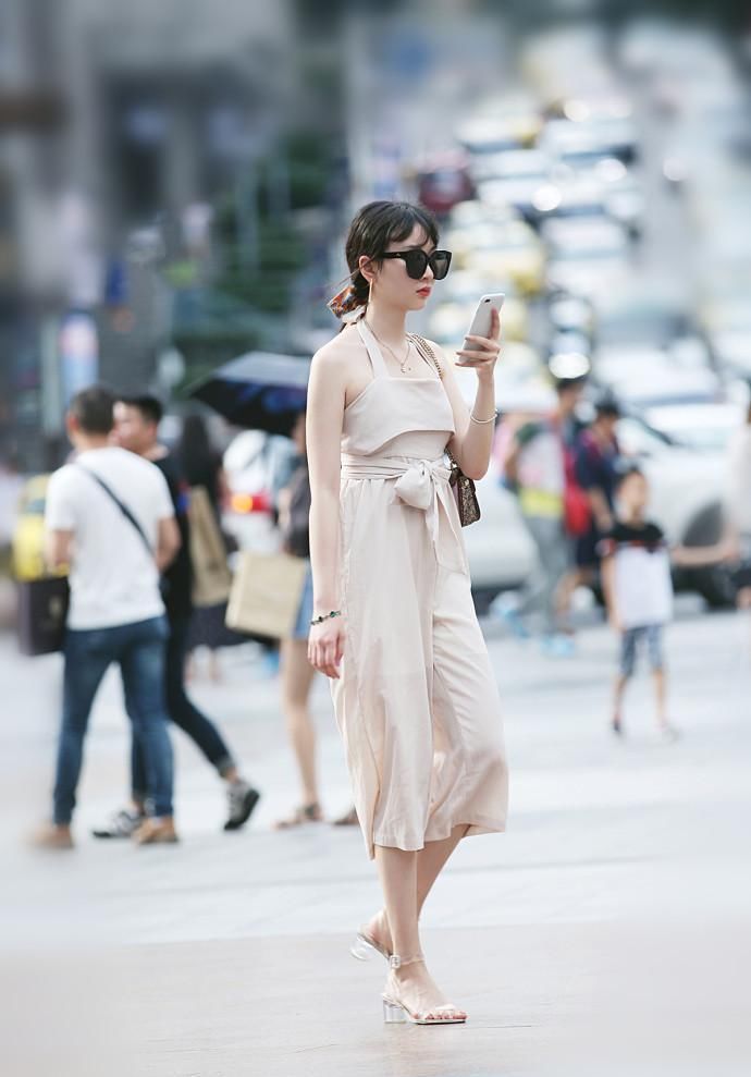 深圳街拍 美女穿红色吊带装 曲线婀娜好身材 给你火辣辣的回头率