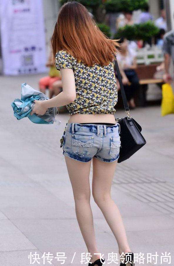 身材不的好妹子,穿搭紧身裤,也是俏皮可人!