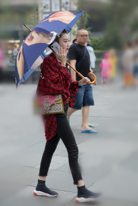 街拍：气质美女比较注重个人形象，只有美丽大方才能释放女性的魅