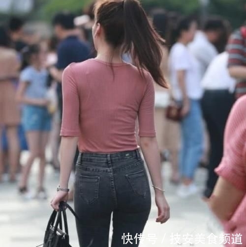  [时尚]牛仔裤时尚的造型，修身更有型，一眼看上去就非常的有气场！