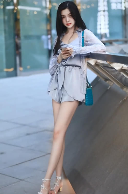  【女神】她是穷到买不起鞋了吗？拿4根饮料吸管“编”成鞋，穿出女神腿！