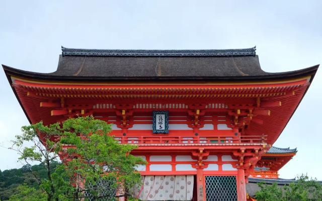 日本清水寺建筑独特，身着和服行走于街巷的女子，成靓丽的风景