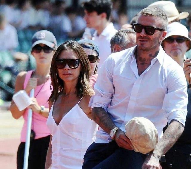 贝嫂用双臂搂住贝克汉姆的腰，凝视着小贝的眼睛，感情全在眼神里