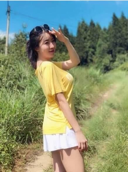 刘强东6年前的一条微博被曝,称路边的野花那么美,网友:神预言