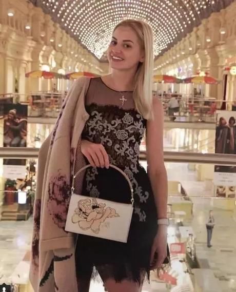 乌克兰白富美身价高达183亿，每天任务就是花钱，整容成乐趣