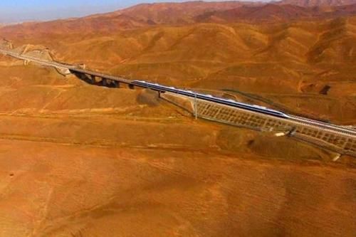  【全长】十年磨一剑，中国建设全球首条沙漠高铁，双线全长约480