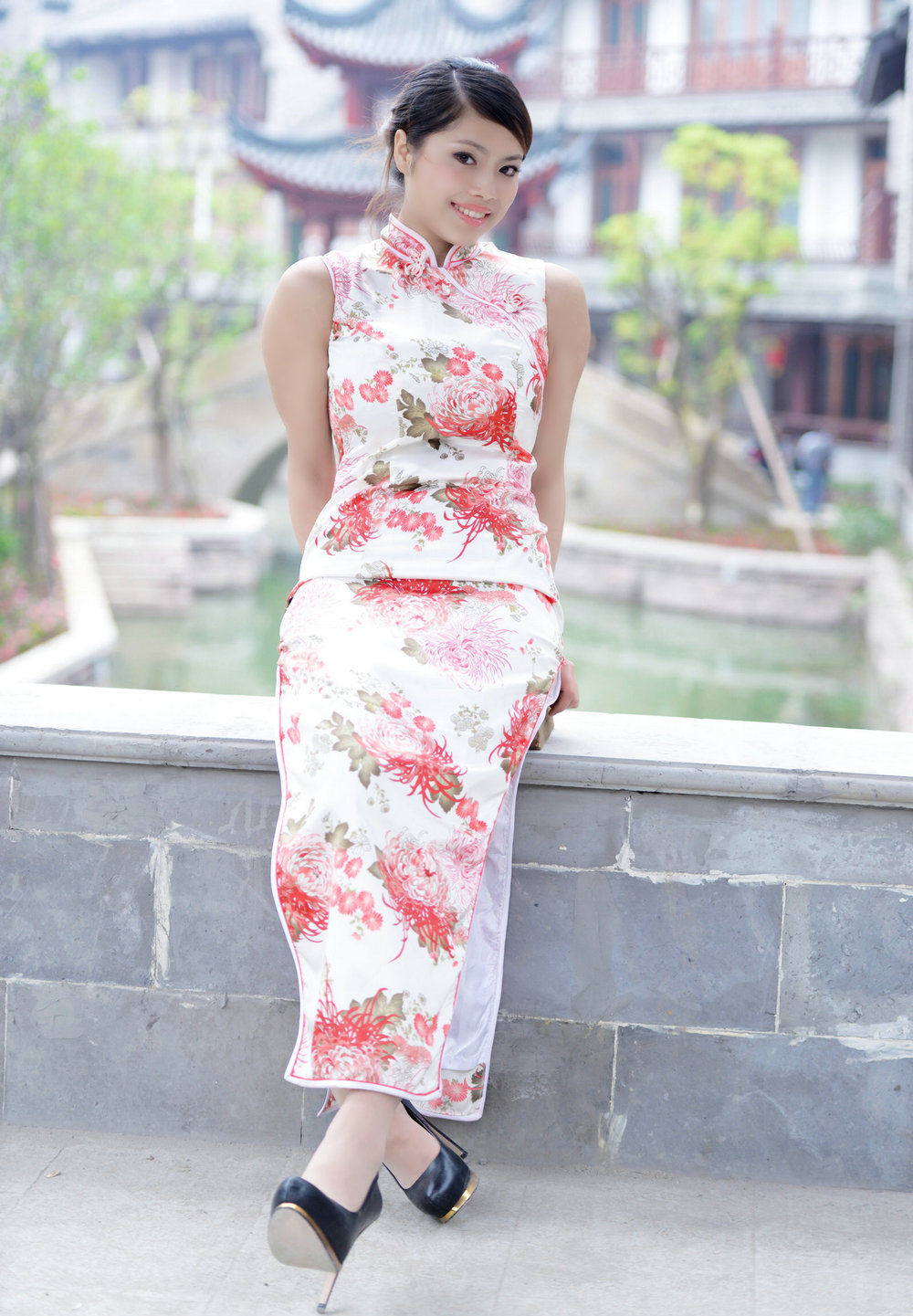 一个笑容怡人的民族风情旗袍装美女