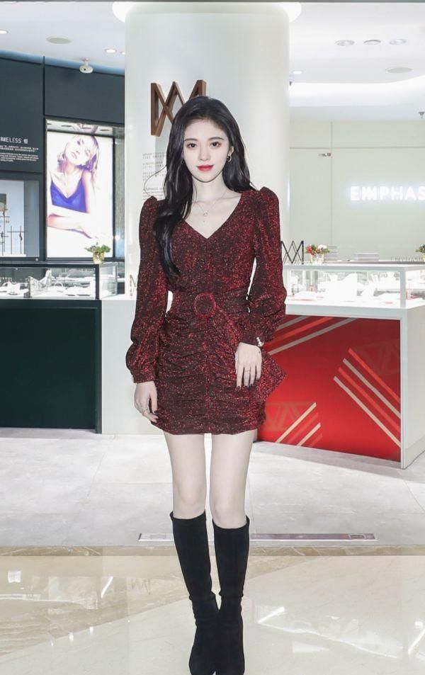 看起来@上帝对鞠婧祎有多偏心？不仅亲吻了她的脸，还不放过腿