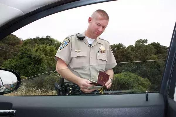 “国际驾照”在海外开车遭逮捕！中国大使馆发提醒：谨防骗局！