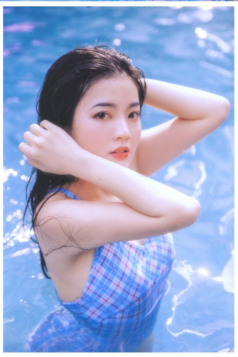 泳池美女性感泳衣美女户外美女图片