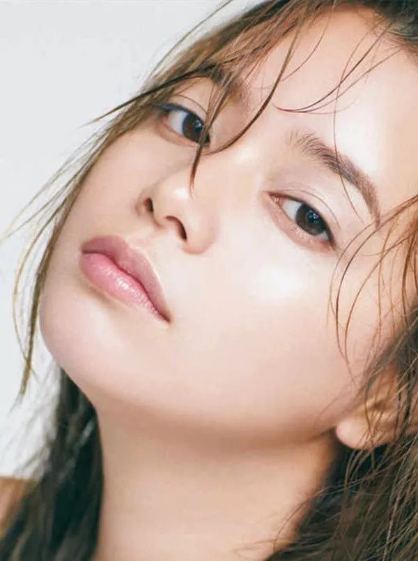 偷师| 修饰脸型还能一键美颜，她们的“高光大法”你确定不想学?