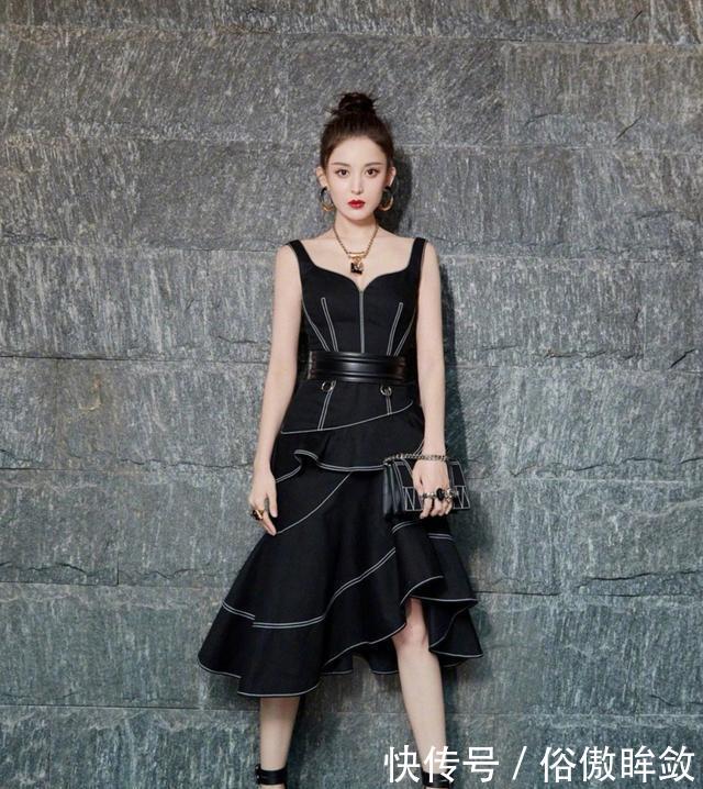 吊带■古力娜扎身材好太任性,黑色吊带连衣裙穿搭,尽显肤白貌美大长腿