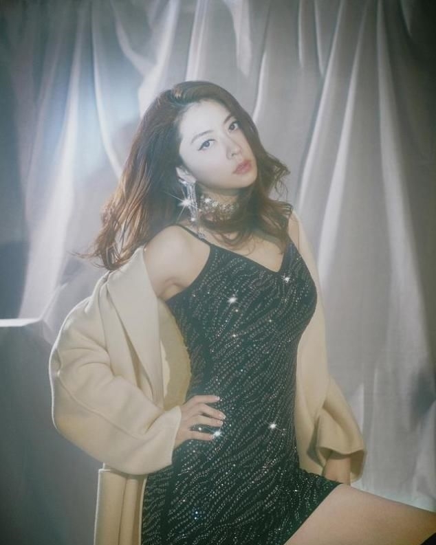 『 写真』穿吊带包臀裙搭配长筒靴拍摄写真,一双美腿长出天际,模特熊黛林