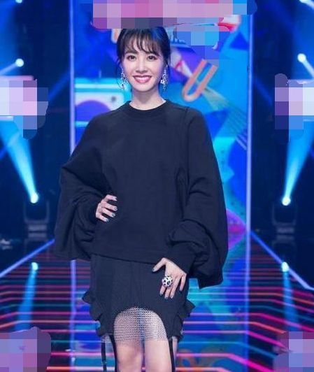 厉害了蔡依林！把铁丝网裹在身上当裙子穿，网友：不扎的慌吗？