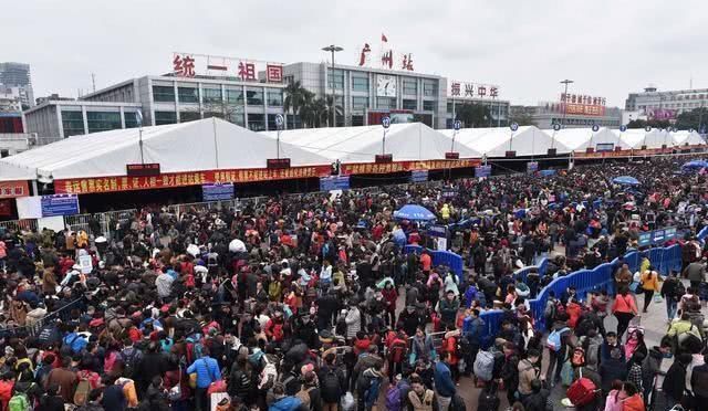  国人：中国最霸气的火车站：敢用这8个字做标语，国人看了都振奋