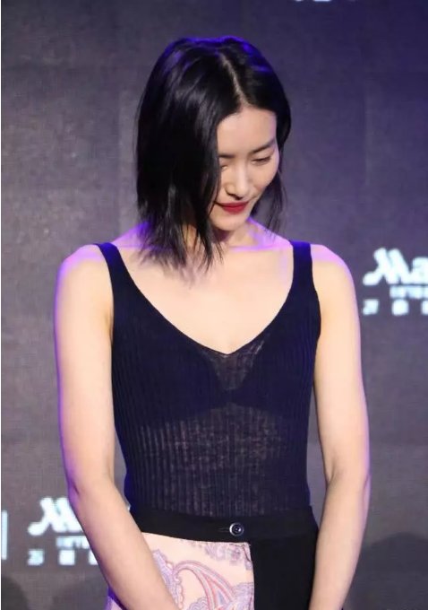 刘雯穿半透明吊带连衣裙露出内衣，网友:谁说刘雯不适合玩性感?