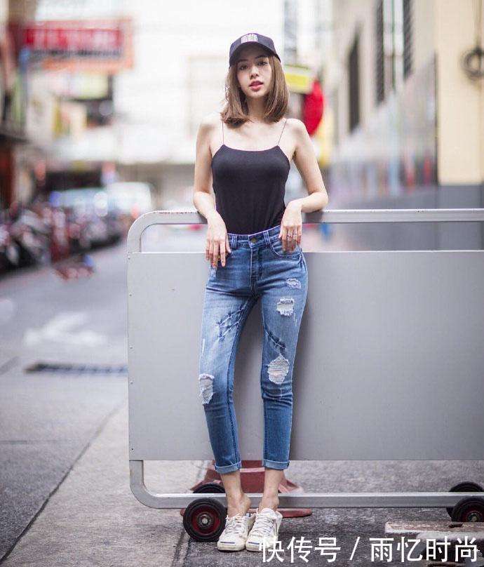 黑上衣搭配紧身的牛仔裤, 好身材特性感