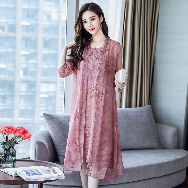 70后的我，出门从不穿太土，只穿高端蚕丝裙+平鞋，洋气又嫩美