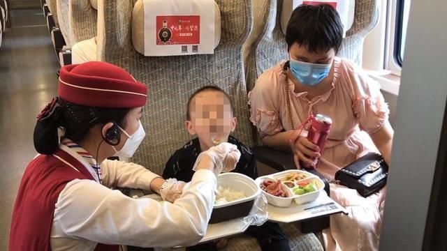  [孩子]五一返程遇盲人带娃回家 列车长提供暖心服务