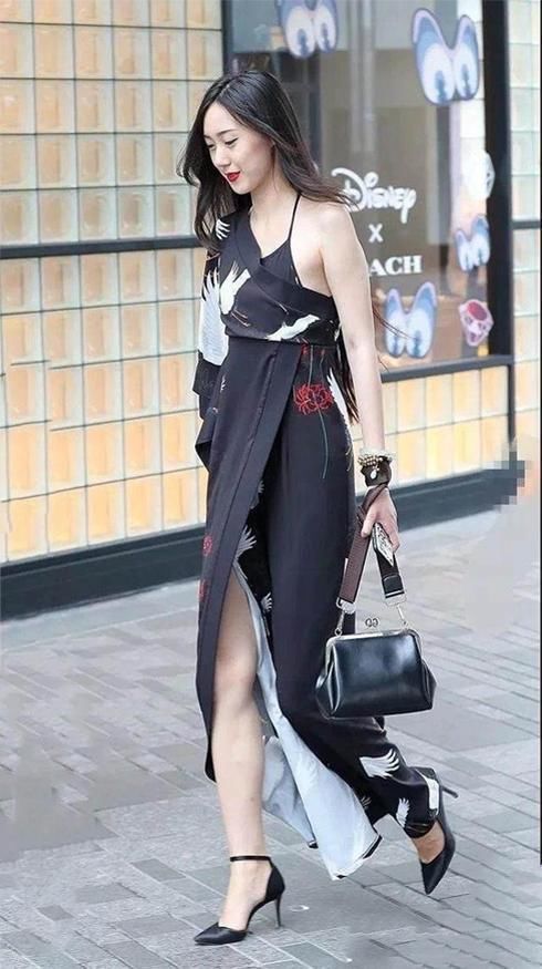 路人街拍，小姐姐穿了一件紧身的灰色短裙，看上去非常的迷人性感